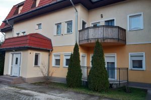 Dunakeszi tégla lakás terasz az udvar oldaláról